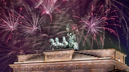 Feuerwerk über der Quadriga auf dem Brandenburger Tor in Berlin.