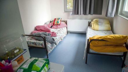 Enges Wohnen. Zimmer in einem Berliner Flüchtlingsheim. 
