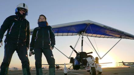 Damit kann man um die Welt fliegen: Doreen Kroeber und Andreas Zmuda vor ihrem Ultraleichtflugzeug.