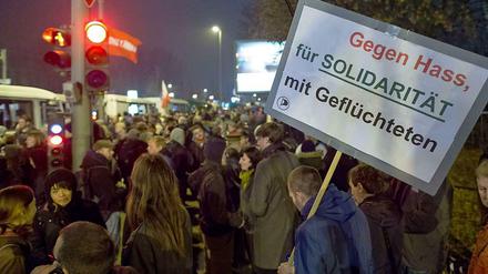 Gegendemonstration in Berlin zu den rechtsextremen Demonstrationen in Marzahn gegen ein Flüchtlingsheim.