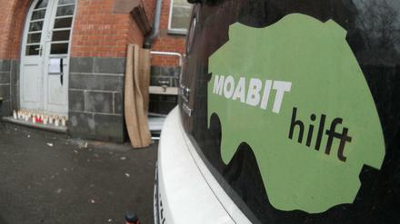 Ein Fahrzeug der Initiative "Moabit hilft" vor dem Landesamt für Gesundheit und Soziales in der Turmstraße.