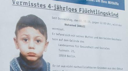 Ein Suchaufruf hängt in Berlin an einem Fenster des Landesamtes für Gesundheit und Soziales (LAGESO). Der vierjährige Mohamed wird seit dem 01.10.2015 vermisst. 