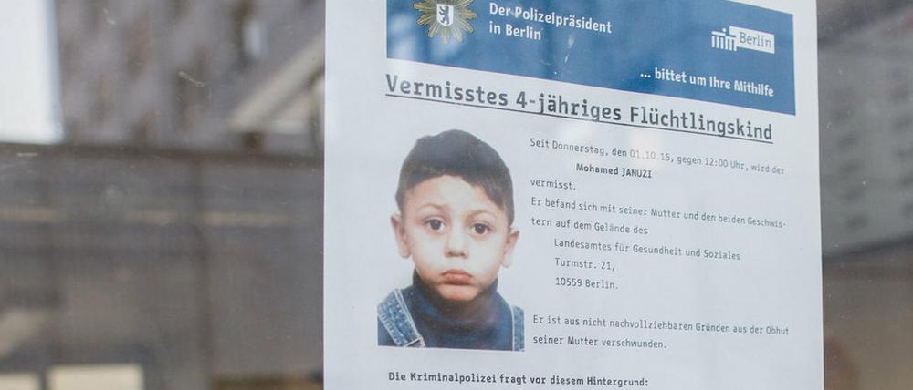 Ein Suchaufruf hängt in Berlin an einem Fenster des Landesamtes für Gesundheit und Soziales (LAGESO). Der vierjährige Mohamed wird seit dem 01.10.2015 vermisst. 