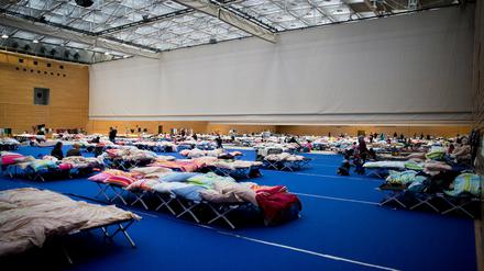 Derzeit schlafen tausende von Flüchtlingen in Sporthallen wie hier am Olympiapark in Charlottenburg. Bald sollen für sie 24.000 neue Wohnungen in "modularer Bauweise" entstehen. 
