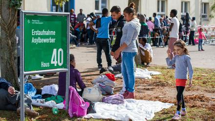 Flüchtlinge auf dem Gelände der Bayernkaserne in München vor der Erstaufnahme für Asylbewerber. In Bayern wird dezentral registriert.
