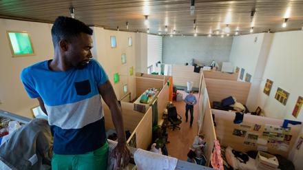 Kirchen in Deutschland helfen Flüchtlingen. Ein aus Ghana stammender Mann wohnt seit Monaten mit vielen anderen Flüchtlingen in einer Gemeinde in Frankfurt am Main.