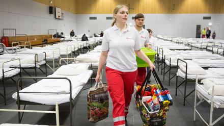 Bett an Bett: Die Johanniter Unfallhilfe richtet Ende 2014 eine Flüchtlingsnotunterkunft in der Sporthalle der Freien Universität Berlin ein.