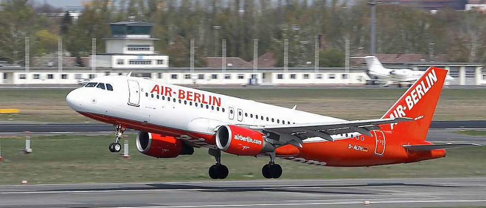 Eine Maschine der Fluggesellschaft Air Berlin startet in Tegel.