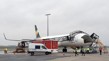 In Schönefeld krachte ein Lichtmast auf einen Airbus A321 von Condor.