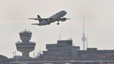 Ein Flugzeug hebt am 20.08.2017 in Berlin am Morgen vom Flughafen Tegel ab.