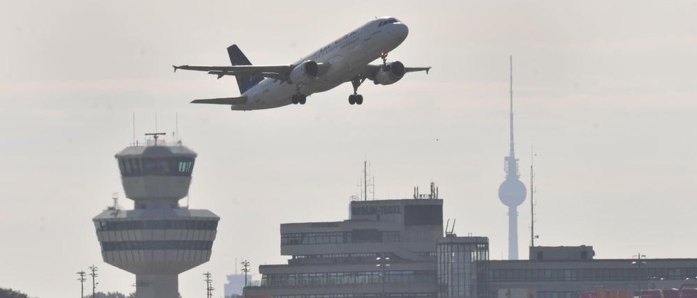 Ein Flugzeug hebt am 20.08.2017 in Berlin am Morgen vom Flughafen Tegel ab.