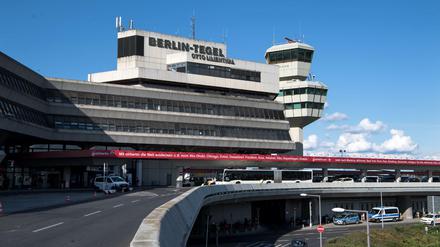 Der Tower und ein Teil des Hauptgebäudes des Flughafens "Otto Lilienthal" in Berlin-Tegel. 