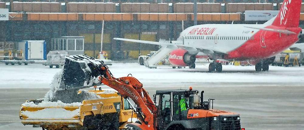 Das Schnee räumen war kein Problem in Tegel, wohl aber die ausreichende Versorgung von Air Berlin, Lufthansa und Co. mit Enteisungsmittel.