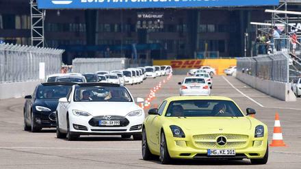 Schlange unter Strom. Am Rande des Formel-E-Rennens trafen sich die Fahrer von mehr als 500 Elektroautos in Tempelhof.