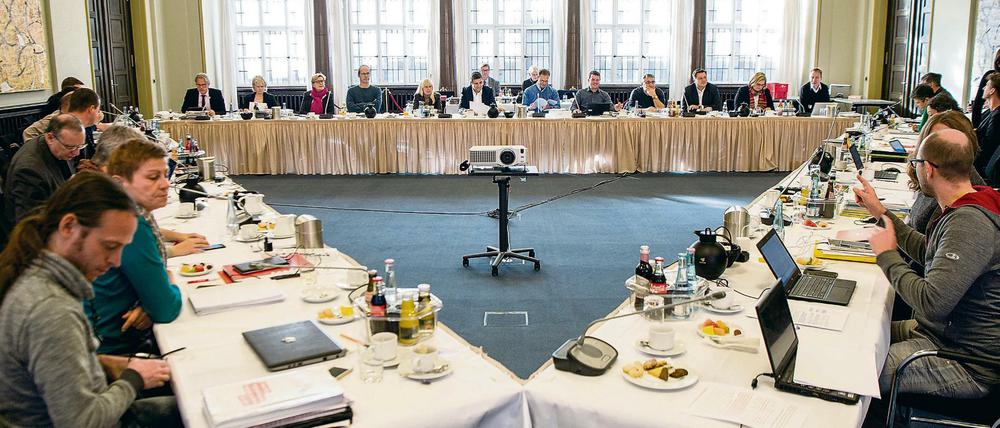 Die Verhandlungsdelegationen von der Partei "Die Linke", der SPD und der Partei "Bündnis 90/Die Grünen".