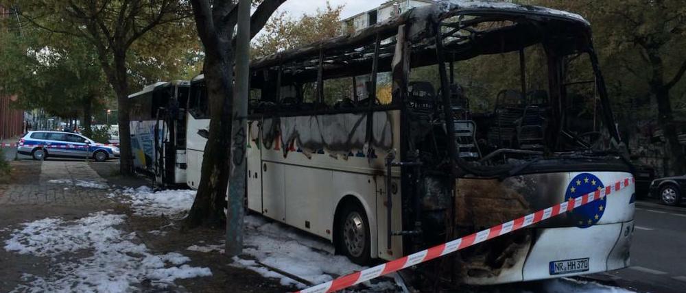 Zwei ausgebrannte Reisebusse in der Köpenicker Straße in Berlin-Kreuzberg.