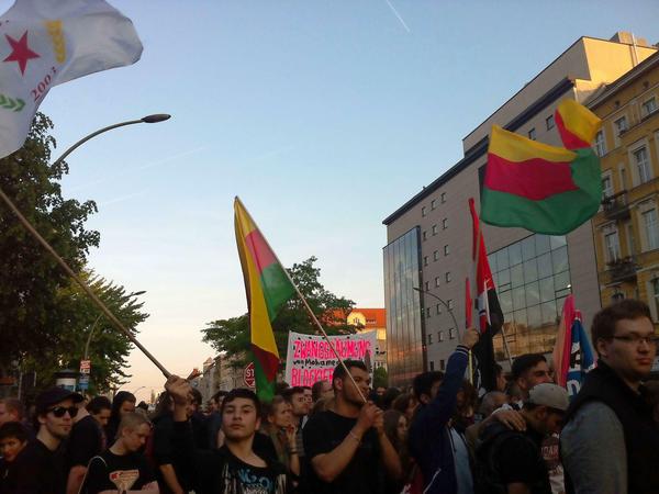 Die Menschen der Demonstration ziehen über die Müllerstraße.