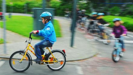 In der Verkehrsschule können Kinder und Eltern lernen, wie man sich sicher im Großstadtverkehr auf dem Fahrrad bewegt. Besonders wichtig ist jedoch die Übung des eigenen Schulwegs, bis das Kind dort absolut sicher unterwegs ist.