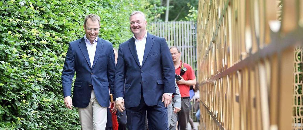 Hier kommt Henkel. Mit Kollege Mario Czaja und anderen CDU-Größen spaziert er durch die Gärten der Welt: Wähler suchen.