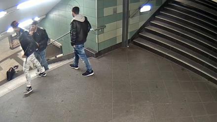 Das Foto aus einer Videosequenz, mit dem die Berliner Polizei um Mithilfe bei der Identifizierung mehrerer Männer bittet, zeigt den brutalen Angriff auf eine junge Frau in einem U-Bahnhof im Berliner Stadtteil Neukölln. 
