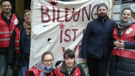 Mit Transparent und Westen brachen angestellte Lehrer der Friedensburg-Oberschule aus Charlottenburg am Morgen zur Demonstration auf.