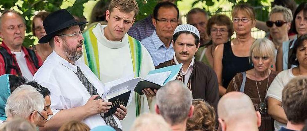 Auf dem Petriplatz, dem ältesten Ort Berlins, trafen sich die Mitglieder der verschiedenen Religionen, um für Frieden in Nahost zu beten.  