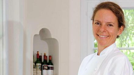 Herausgeputzt. Sonja Frühsammer hat ihre Kochlehre einst bei Siemens absolviert und danach nur in einem Restaurant gearbeitet. Nun ist sie die erste besternte Berliner Küchenchefin. 
