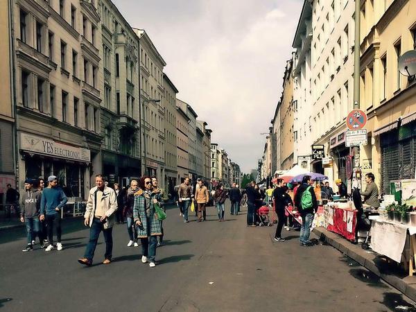 Kreuzberg beginnt heute gemächlich, in der Oranienstraße streifen schon die ersten Myfest-Besucher an den Ständen entlang.