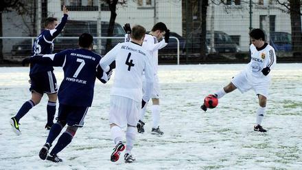 Am vergangenen Wochenende rollte der Ball noch durch den Schnee wie hier beim Testspiel Eintracht Südring gegen Normannia 08. 