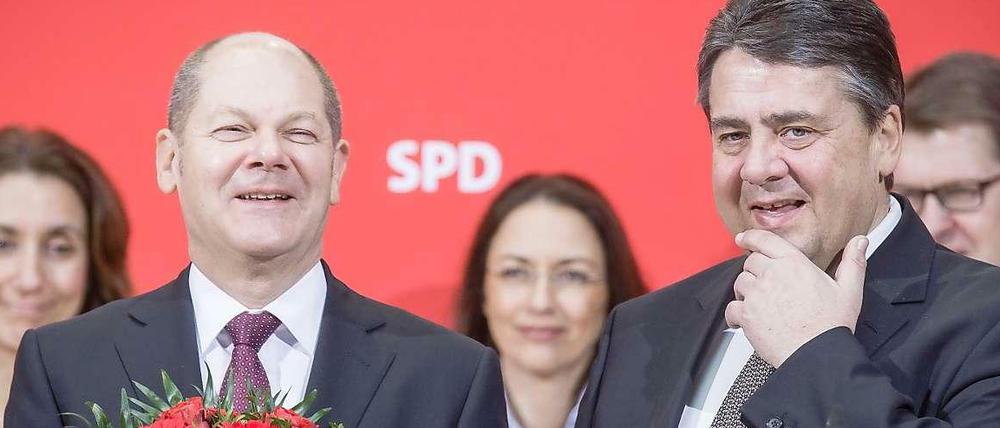 Mmmhh, was machen wir jetzt mit dem Scholz? SPD-Chef Sigmar Gabriel und der Hamburger Wahlsieger Olaf Scholz.