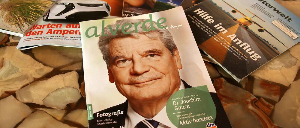 In Gaucks Frisörsalon liegt auch eine Kundenzeitschrift, bei der es der künftige Bundespräsident schon vor seiner Nominierung auf die Titelseite geschafft hat.