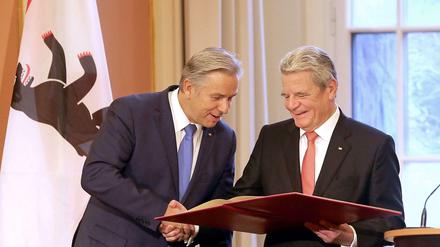 Klaus Wowereit gratuliert dem Bundespräsidenten. Der wurde nicht wegen seines Amtes Ehrenbürger, sondern wegen früherer Verdienste als DDR-Bürgerrechtler.
