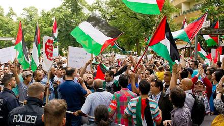 Pro-palästinensische Demonstranten bei dem Protestmarsch am 21. Juli 2014 in Berlin-Wilmersdorf.