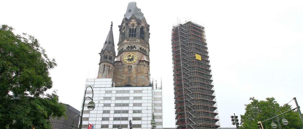 Gerüste runter, Gerüste hoch. Während die Sanierung des alten Turms links bald endet, werden nun Schäden am neueren Turm daneben untersucht. 