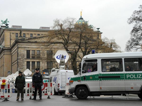 Nach dem Terror: Polizisten sichern die Gedenkveranstaltung für die Opfer der rechtsextremistischen Mordserie Ende Februar im Schauspielhaus Berlin.
