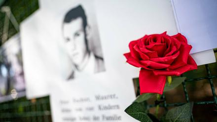 Weiße Kreuze an der Ebertstraße im Berliner Regierungsviertel erinnern an die Mauertoten. Die Blumen zeigen: Sie sind nicht vergessen.