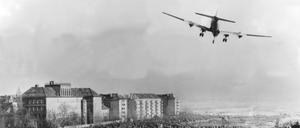 Ein Transportflugzeug der US-Luftwaffe im Landeanflug auf den Flughafen Tempelhof.
