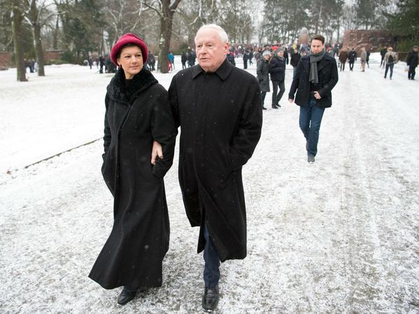 Die Fraktionsvorsitzende der Partei Die Linke, Sahra Wagenknecht, sowie ihr Ehemann Oskar Lafontaine, Fraktionsvorsitzender der Linken im Saarland, an der Gedenkstätte der Sozialisten auf dem Zentralfriedhof Friedrichsfelde.