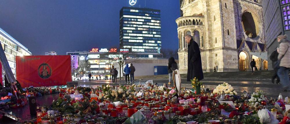 Blumen, Kerzen und kleine Botschaften sind am 12.01.2017 in Berlin auf dem Breitscheidplatz zu sehen. Noch immer gibt es dort an zwei Stellen Trauerbereiche, wo Menschen für die Opfer des Terroranschlages beten können. 