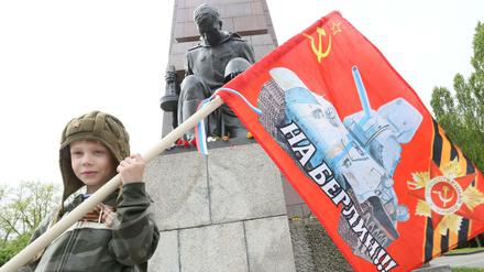"Auf nach Berlin" steht auf Russisch auf der Fahne von Mark aus Russland, der am 8. Mai 2015, zum 70. Jahrestag des Kriegsendes, mit seinen Eltern zum sowjetischen Ehrenmal im Treptower Park gekommen ist. 