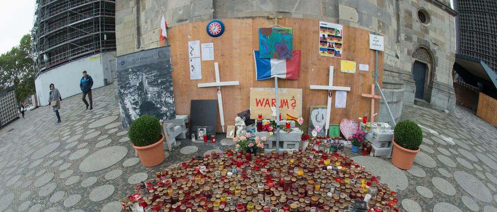 Zahlreiche Kerzen stehen in Berlin an der Gedenkstätte für die Opfer des Terroranschlages vom Breitscheidplatz.