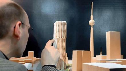 Eines der jüngsten Projekte des Architekten Frank Gehry ist das geplante Wohnhaus am Alexanderplatz. Schon im nächsten Jahr soll mit dem Bau des 150 Meter hohen Gebäudes begonnen werden. Auf den...
