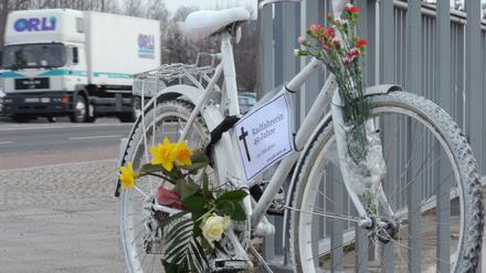 Die sogenannten Geisterfahrräder werden in Berlin aufgestellt, wenn ein Radfahrer bei einem Verkehrsunfall stirbt (Symbolbild). 