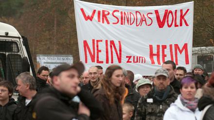Gegner des geplanten Flüchtlingsheims demonstrieren in Köpenick.