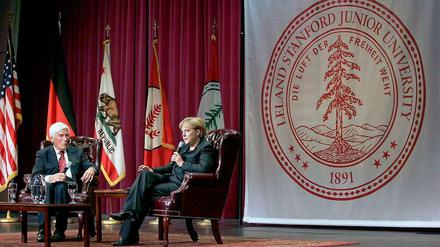 Gerhard Casper - hier zu sehen an der Stanford University mit Angela Merkel - wird künftig die American Academy in Berlin leiten. 