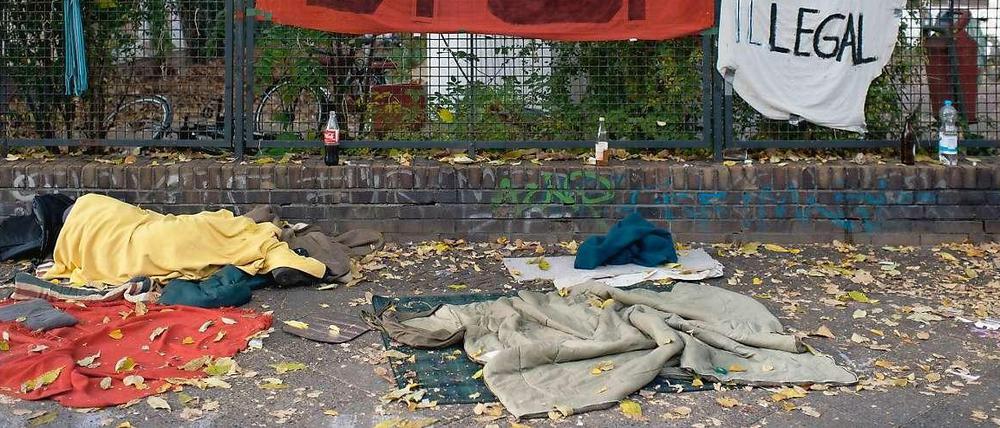 Decken sind offenbar in Ordnung - Schlafsäcke nicht. Die Polizei hat die Auflagen für die Mahnwache vor der Gerhart-Hauptmann-Schule durchgesetzt.