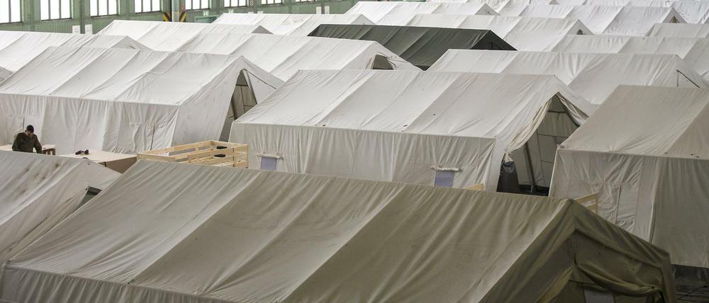 Im Hangar 1 des Flughafens Tempelhof ist eine Zeltstadt für Flüchtlinge entstanden.
