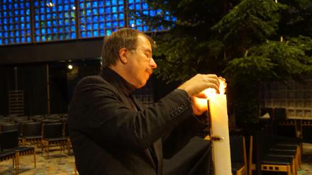 Eine Kerze für die Opfer: Martin Germer, Pfarrer der Gedächtniskirche.