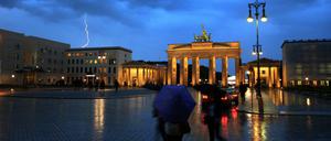 Ein Blitz ist neben dem Brandenburger Tor in Berlin während eines heftigen Gewitters zu sehen. 