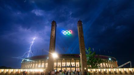 Blitze zucken während des Konzerts von Helene Fischer über den Himmel am Olympiastadion in Berlin.